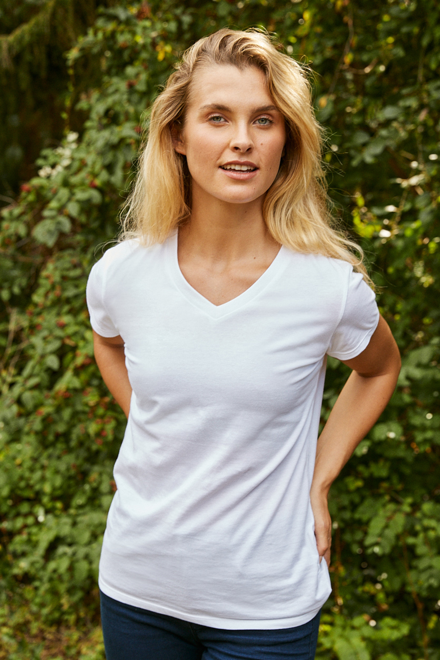 Damen-T-Shirt mit V-Ausschnitt - 01 - Weiß OUT3