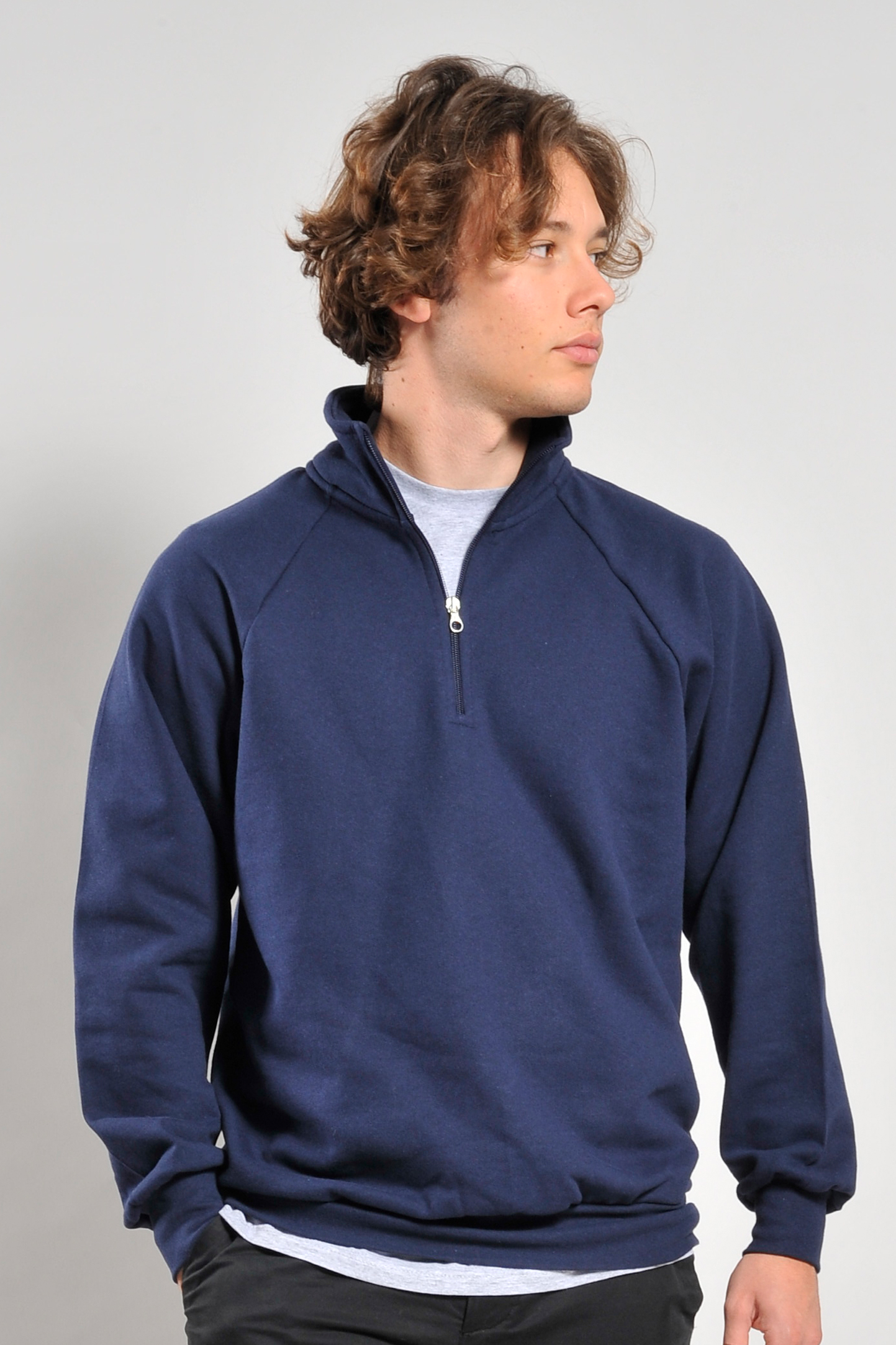 Sweatshirt mit Reißverschluss am Kragen aus 100 % Baumwolle. 280 g/m². Blau, Größe S.