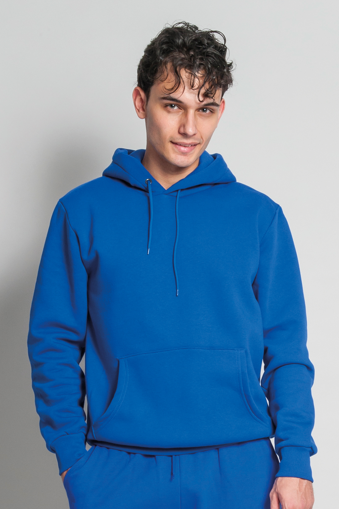 Weicher Kapuzenpullover. 75 % Baumwolle, 25 % Polyester, 320 g/m², Schwarz, Größe XS.