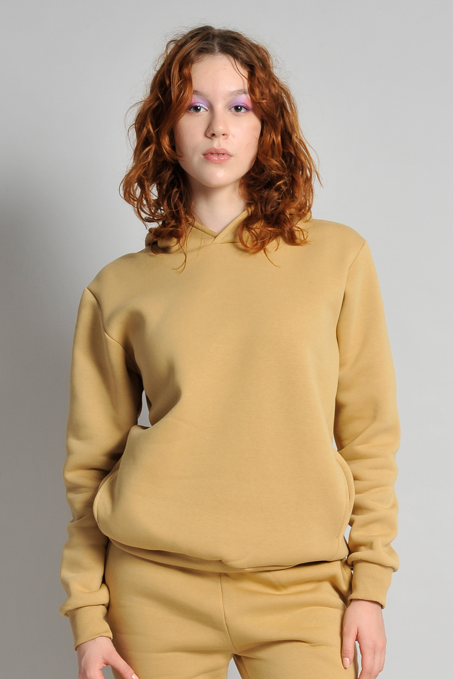 Weicher Kapuzenpullover. Urban Fit, 75 % Baumwolle, 25 % Polyester, 320 g/m², Schwarz, Größe XS