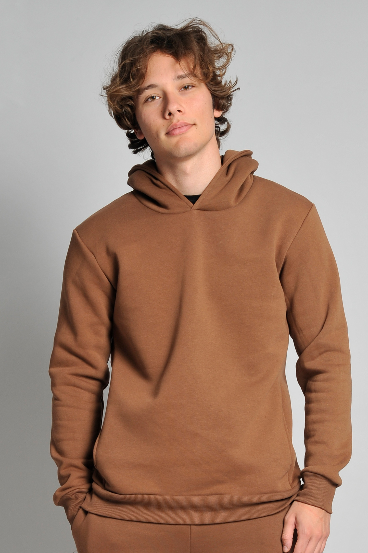 Weiches Kapuzensweatshirt aus 100 % Baumwolle (320 g/m²). Unisex, städtisches Design. Schwarz, Größe XS.