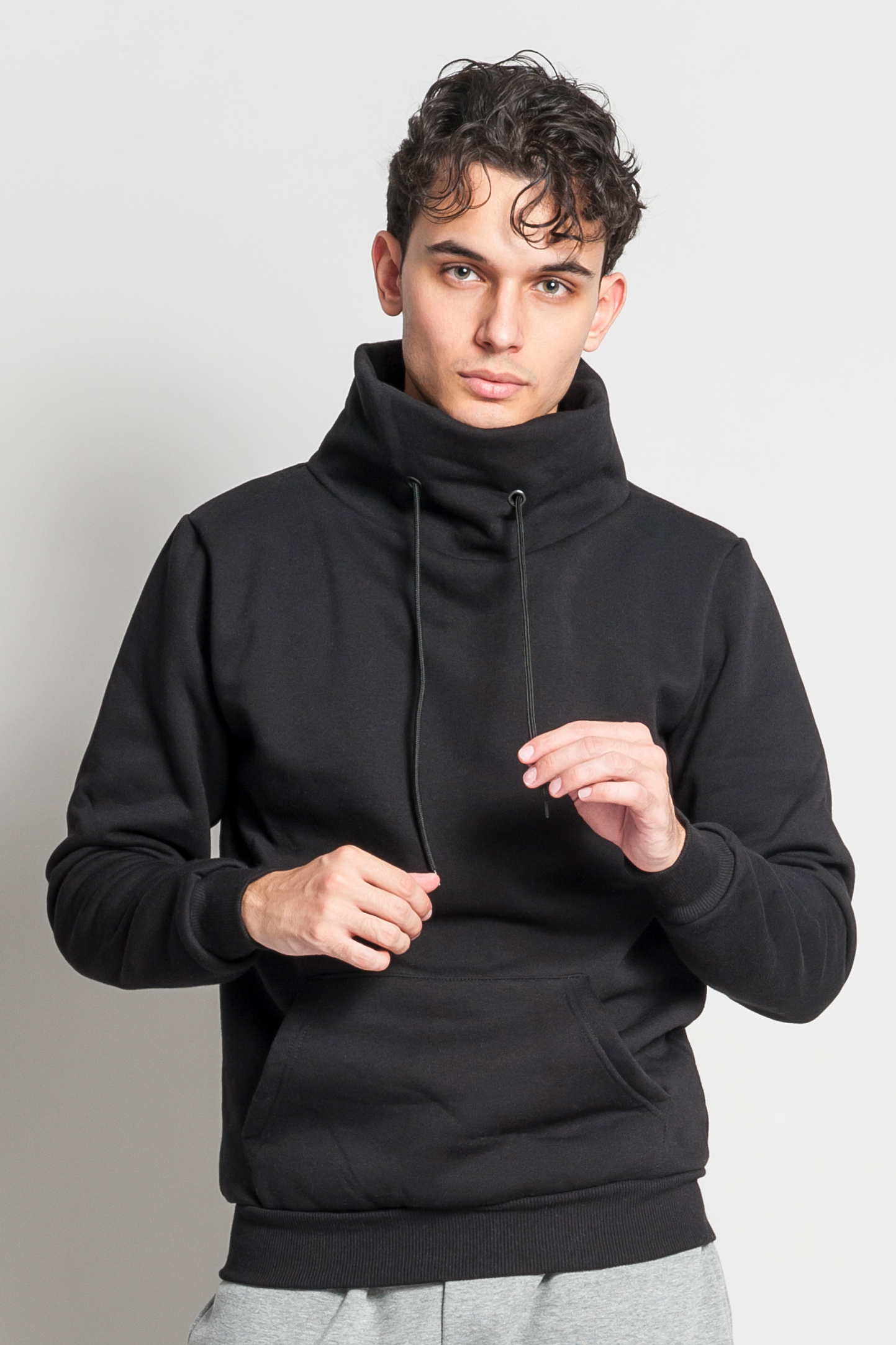 Sweatshirt mit Schal, 75 % Baumwolle, 25 % Polyester, 320 g/m², Schwarz, Größe S