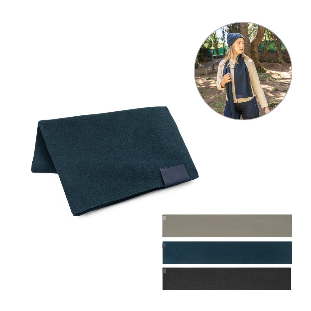 SERENITY. Schal aus recyceltem Polyester (100 % rPET) mit gestickten Details zur individuellen Gestaltung.