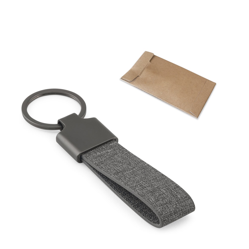 RAVEN. Rechteckiger Schlüsselanhänger aus Metall und recyceltem PET (30 % recycelt).
